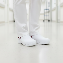 Carica l'immagine nel visualizzatore di Gallery, Zoccoli da lavoro sanitari ,cinturino regolabile "bianco" cod: 8250
