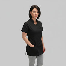 Carica l&#39;immagine nel visualizzatore di Gallery, Camice da lavoro donna,casacca,divisa slim nero mezza manica &quot;mod. Londinese&quot; COD: 6909

