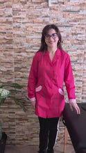 Carica e avvia il video nel visualizzatore di galleria, Camice da lavoro donna,casacca slim,modello Antonella &quot;fuchsia&quot; Cod:0211
