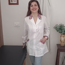 Carica e avvia il video nel visualizzatore di galleria, Camice da lavoro donna,casacca slim, "bianco inserto smile" cod: 1313
