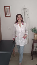Carica e avvia il video nel visualizzatore di galleria, Camice da lavoro donna,casacca slim, &quot;bianco inserto smile&quot; cod: 1313
