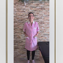 Carica e avvia il video nel visualizzatore di galleria, Camice da lavoro,quadretto rosa MM cod: 7272
