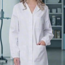 Carica e avvia il video nel visualizzatore di galleria, Camice da Laboratorio Donna, Cotone Pesante Bianco, Polsini Elasticizzati, Bottoni Automatici cod: 0303
