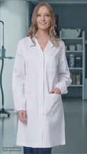 Carica e avvia il video nel visualizzatore di galleria, Camice da Laboratorio Donna, Cotone Pesante Bianco, Polsini Elasticizzati, Bottoni Automatici cod: 0303
