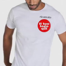 Charger et lire la vidéo dans la visionneuse de la Galerie, T-shirt unisexe (MIN. 5 PIÈCES) 100 % coton, personnalisée avec logo brodé
