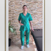 Carica e avvia il video nel visualizzatore di galleria, Divisa da lavoro con zip verde cod: 8323
